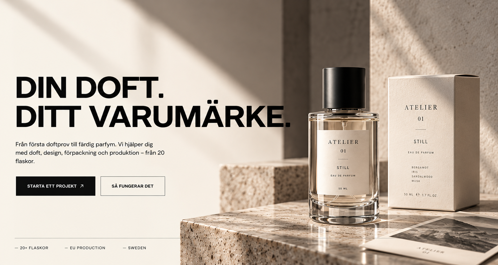 Private label-parfym: flaska och förpackning på marmor i varmt ljus
